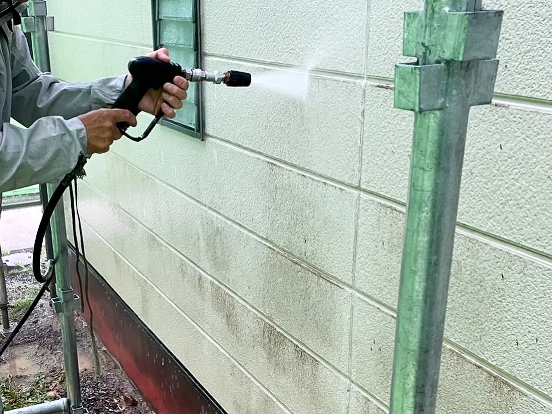 こんにちは😊✨今日は岡山県美作市で工事をさせて頂きました外壁...